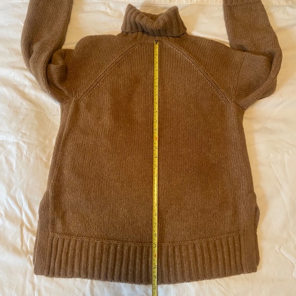 Everlane Orangey Brown Wool Oversized Turtleneck Sweater, size Small - Picture 6 of 10